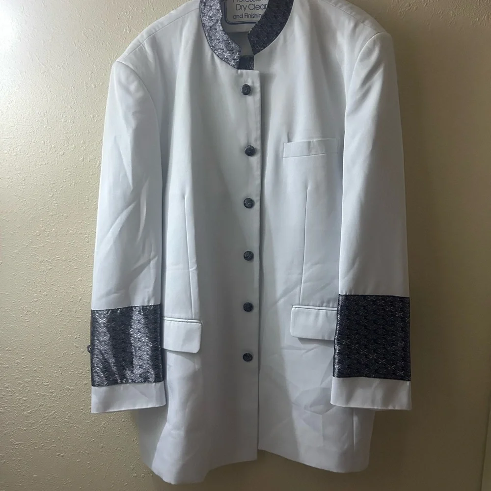 Sophisticated White Blazer with Black Patterned Accents